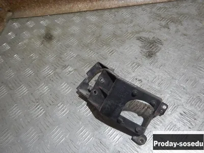 Mazda, Кронштейн форсунки омывателя фары, (Mazda3/Mazda3 MPS (BK) [2003-2009])