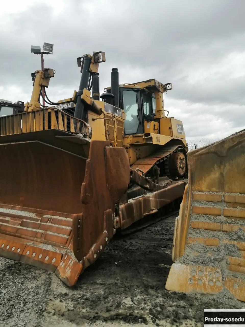 Куплю б/у бульдозер CAT D9R