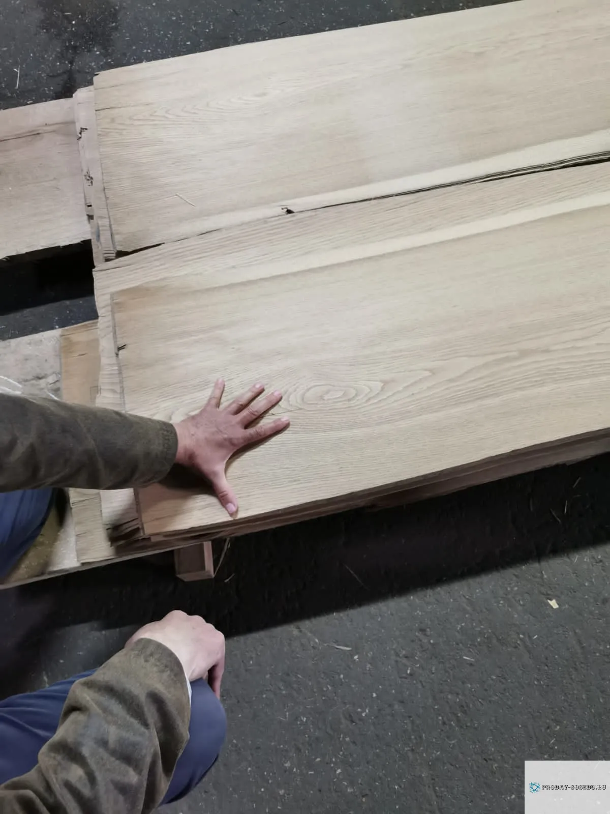 Шпон строганый, лущенный из дуба, бука, ясеня, клена, капового карагача.